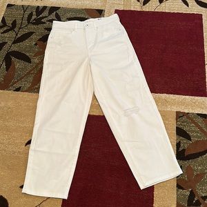 Curvy-Fit Straight Silhouette with Vintage Inspired, High-Rise Cropped Mom Jeans